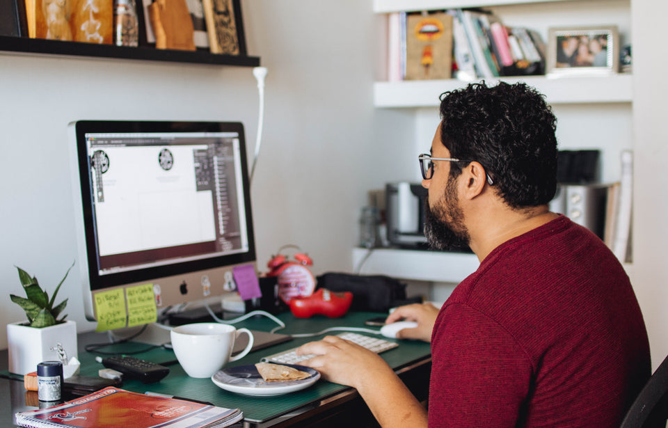 HOW TO MAINTAIN GOOD POSTURE AT YOUR DESK